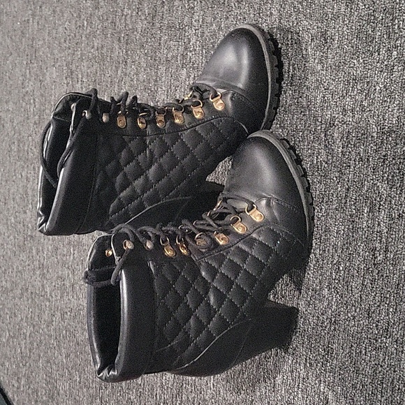 Black heeled ankle boots - Picture 1 of 4